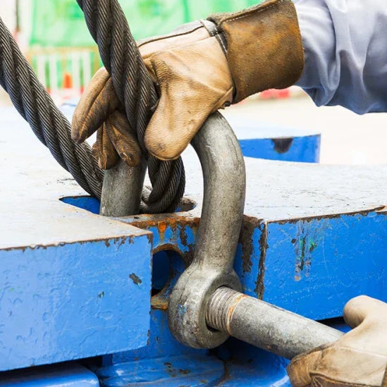 ¿Qué dice la norma ASME B30-26 sobre los accesorios de izaje?